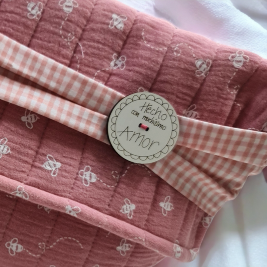 Conjunto bolsita de aseo para el bebe con pañoleta.