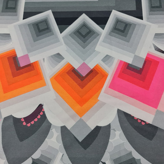 Punto con estampado geometrico sobre fondo negro