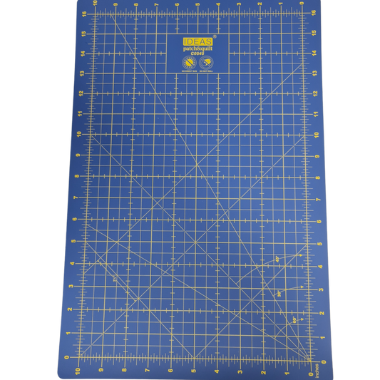 Base de corte, por un lado 45cm x35 centímetros y por el otro 17,7 x13,8 pulgadas.