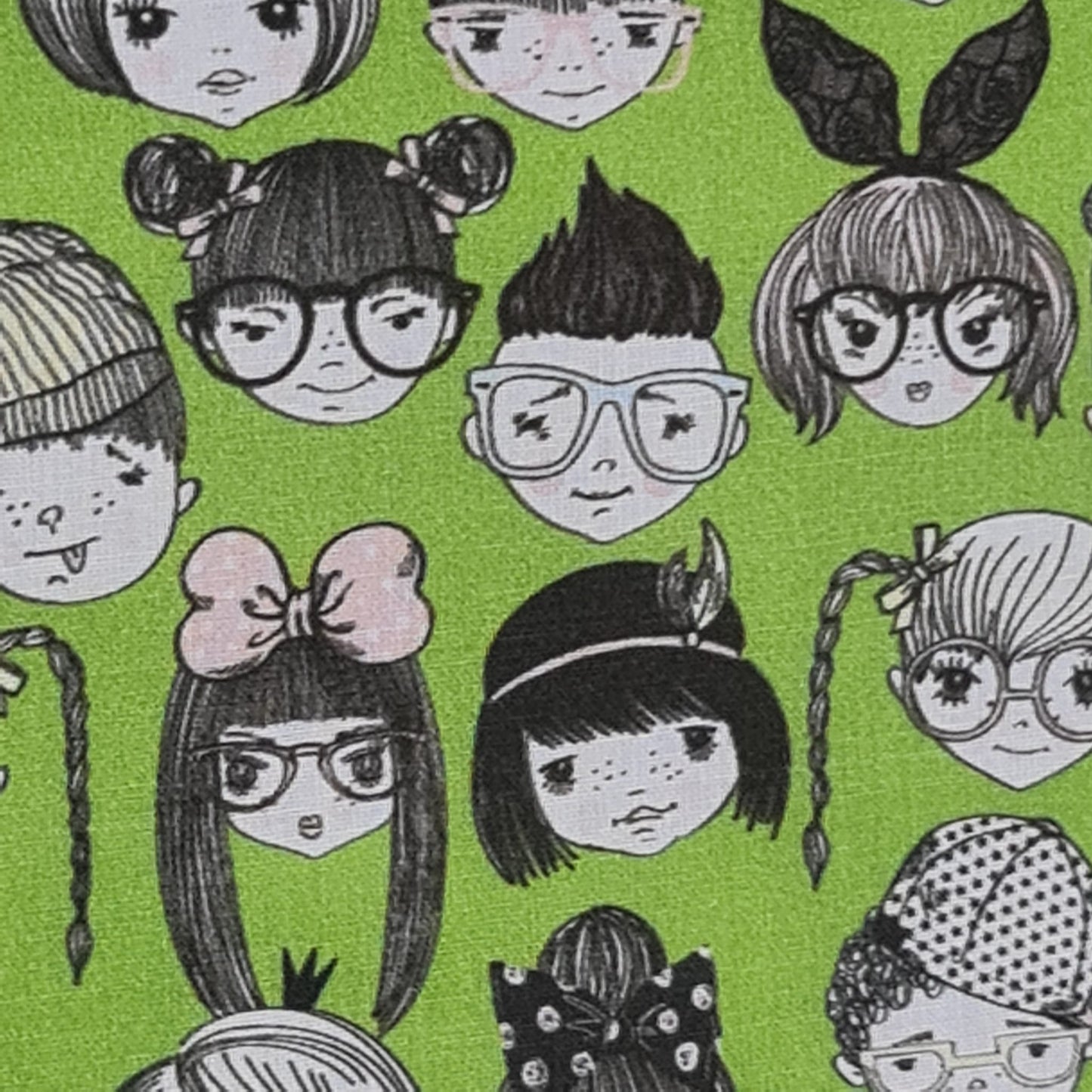 Tejido con caritas fondo verde