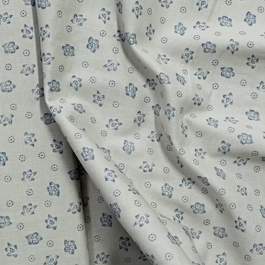 Tejido con estampado de flores azules en fondo diferentes colores.