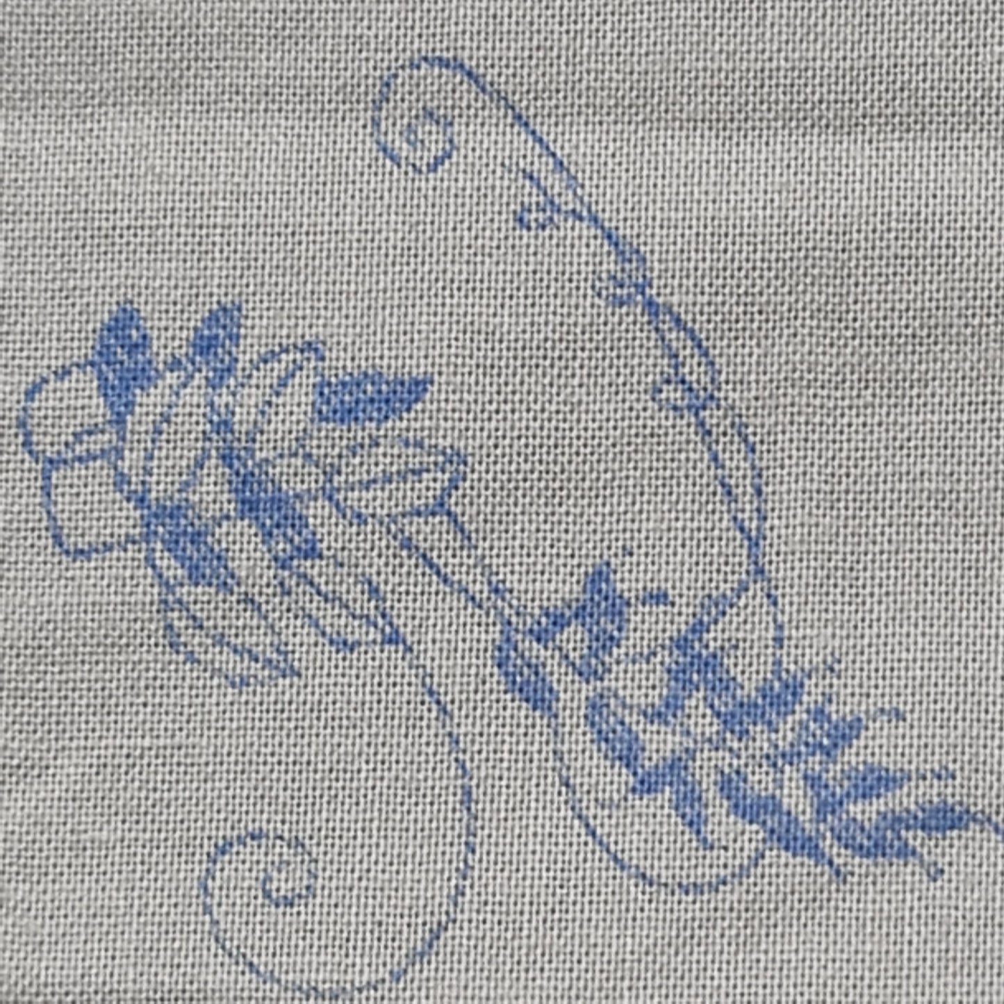Tejido con estampado flores azules