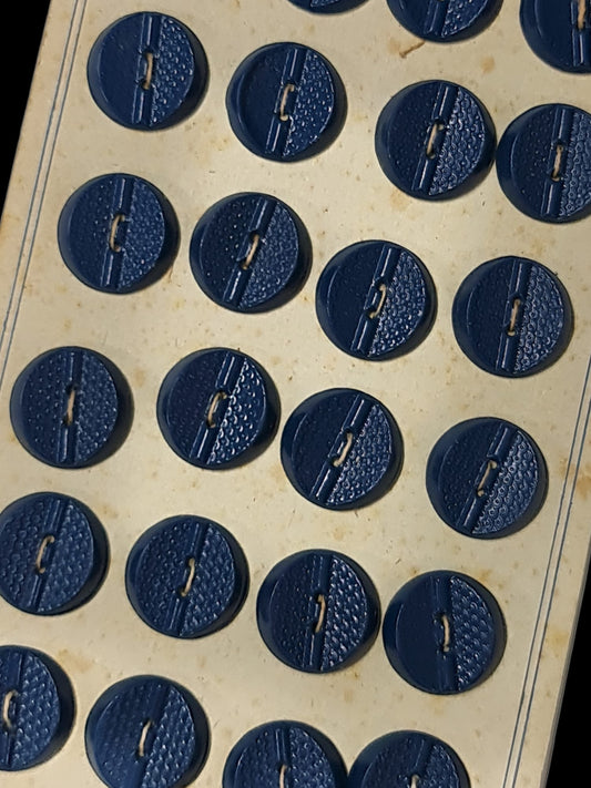 Botones años 20 color blanco y azul sobre pasta negra.