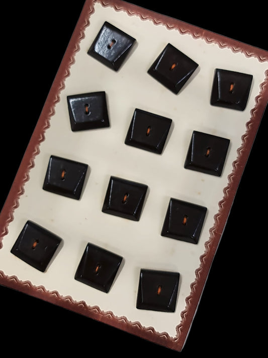 Botones de los años 20 hechos de pasta con forma de piedras negras