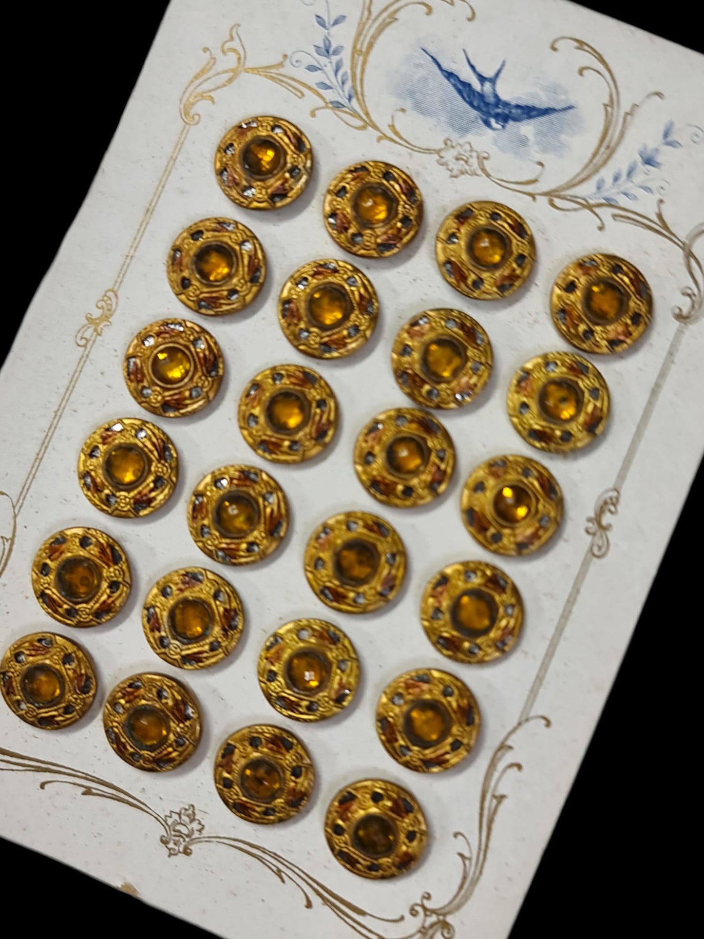 Botones años 20 metalizados con incrustaciones de cristal.