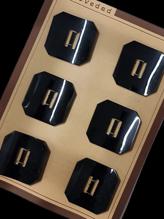 Botones años 20 color negro brillante con forma de hebilla grande.