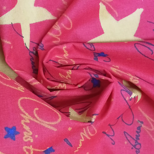 Tela Merry Christmas con estrellas doradas sobre fondo rojo