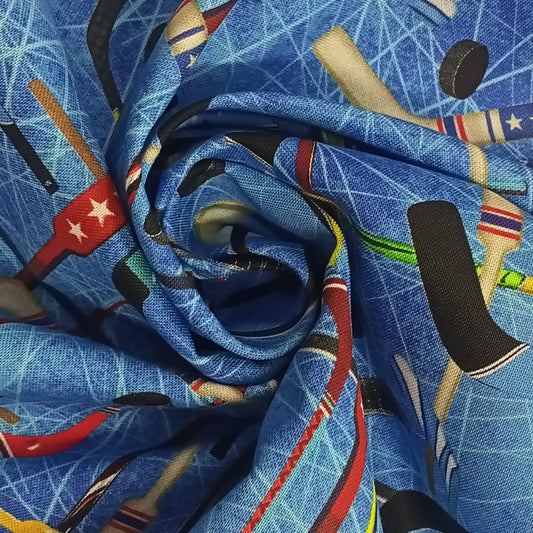 Tela con estampado deportivo de palos de hockey.