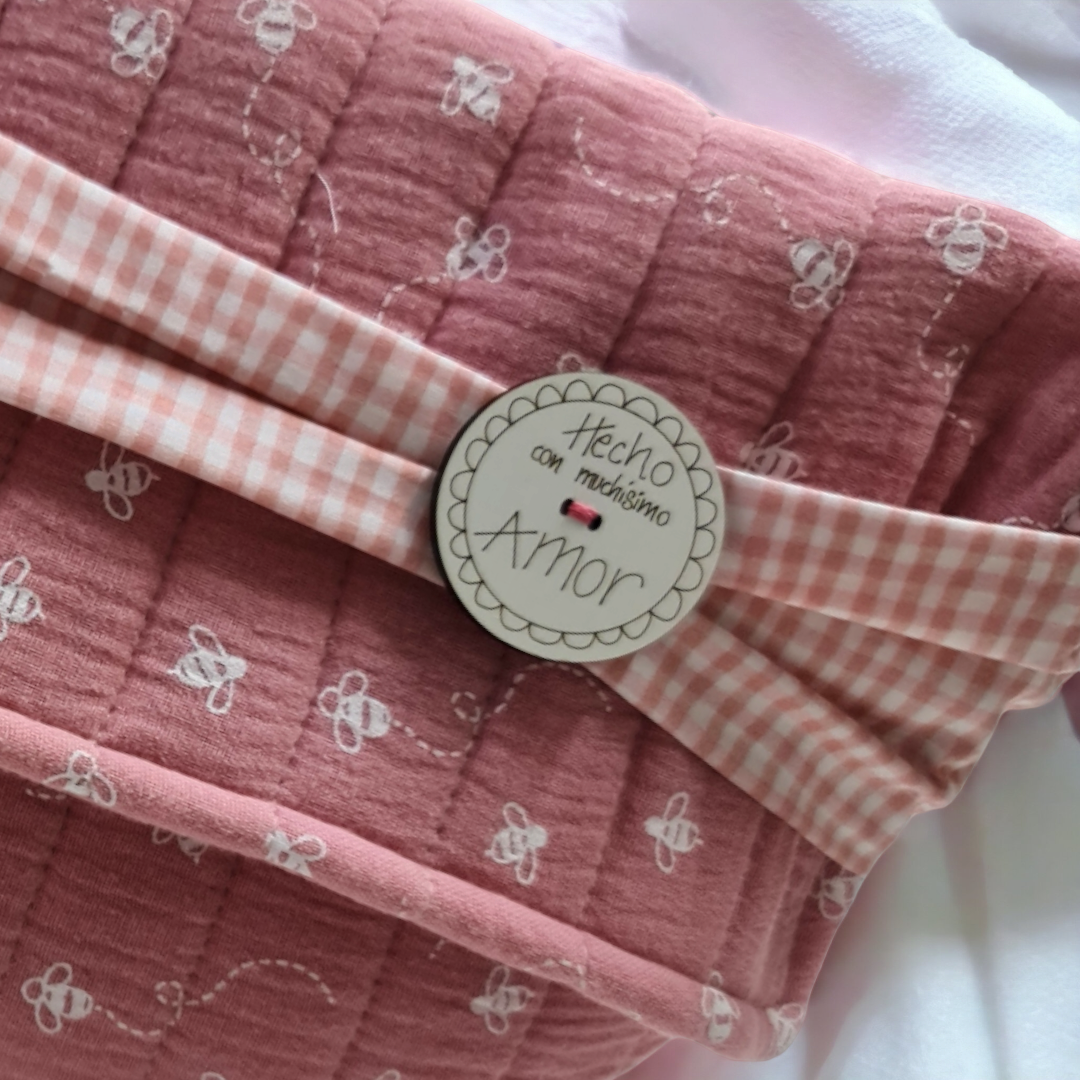 Conjunto bolsita de aseo para el bebe con pañoleta.