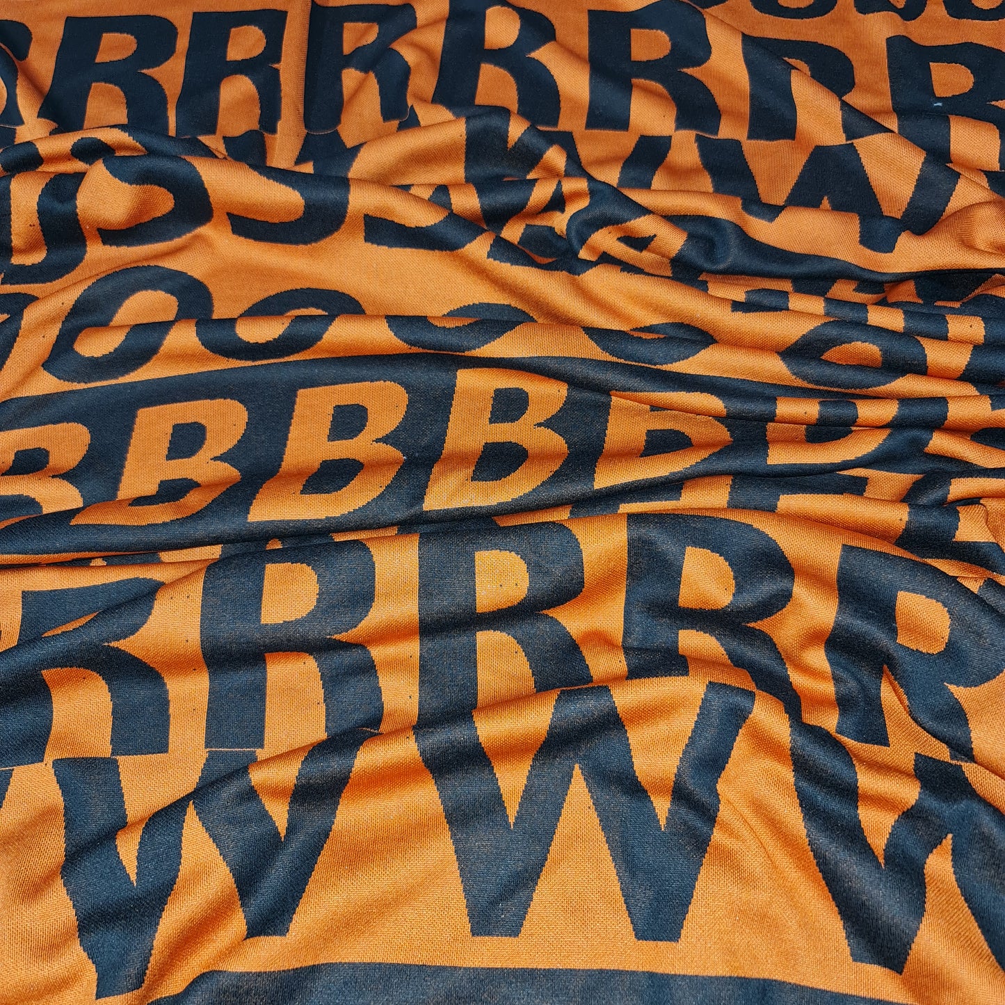 Punto letras fondo naranja