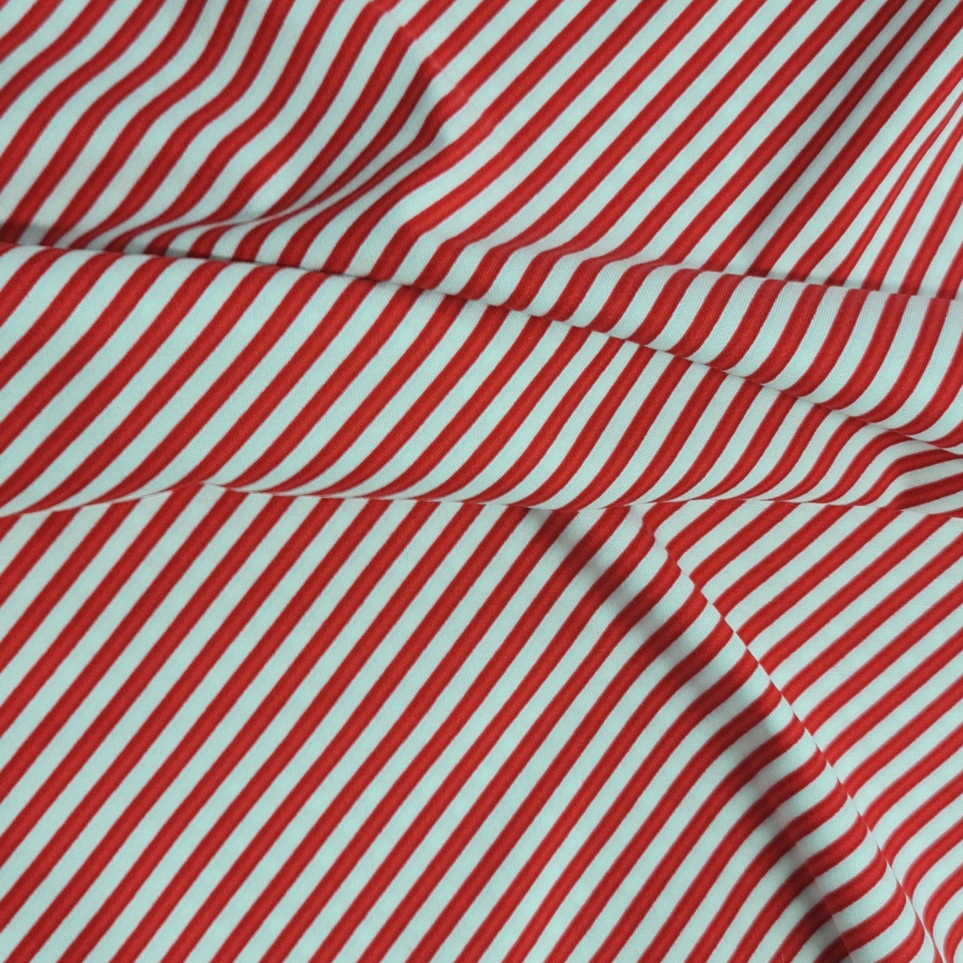 Tejido rayas diagonales rojo y blanco. Timber Gnomies Tree Farm