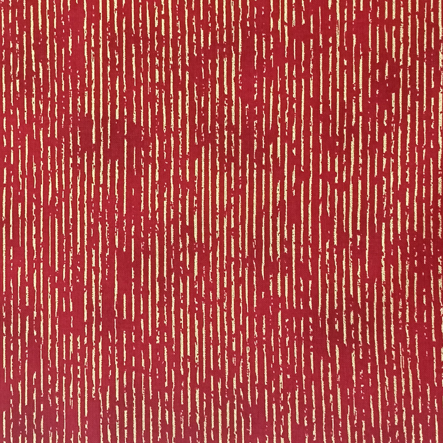 Rayas doradas sobre fondo rojo