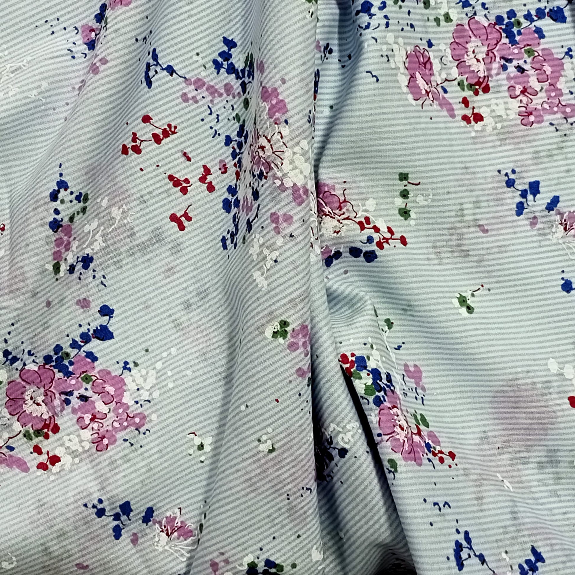  Tela Flores sobre fondo rayado azul y blanco
